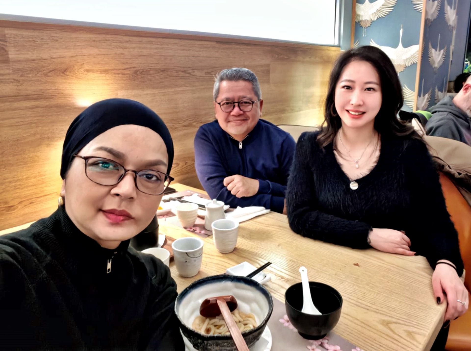 Η Α.Ε. ο Πρέσβης της Ινδονησίας, με την σύζυγό του και την ΄Εμιλυ Ου - Χρηστίδη